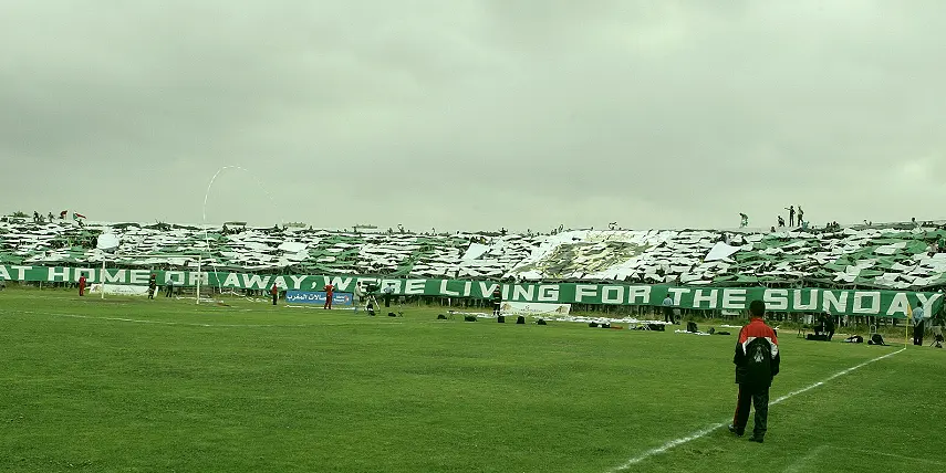 球场边球员与看台的实拍